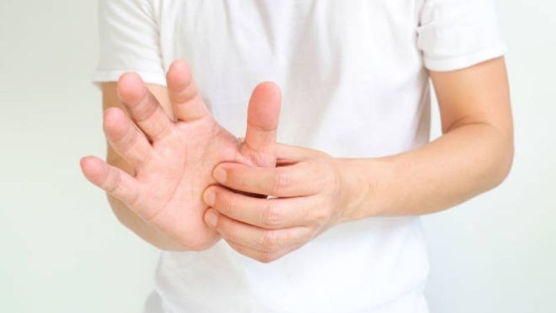 Giải Thích Khoa Học: Vì Sao Ngón Tay Trỏ Bị Giật?