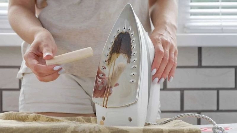 Góc nhìn khoa học: Vì sao quần áo dễ bị cháy khi ủi?