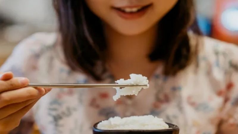 Mơ thấy ăn cơm đánh con gì? 