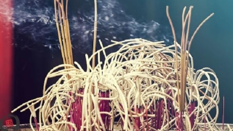 Những lưu ý khi thắp hương để tàn nhang cong