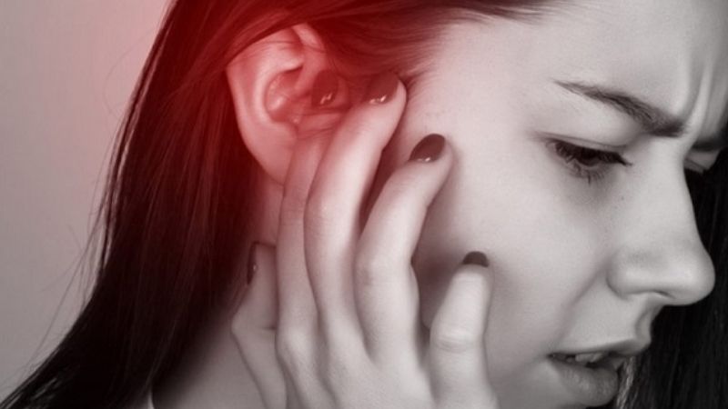 Nóng tai phải là điềm gì?