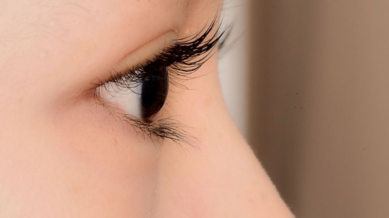 Rụng lông mi là điềm gì?