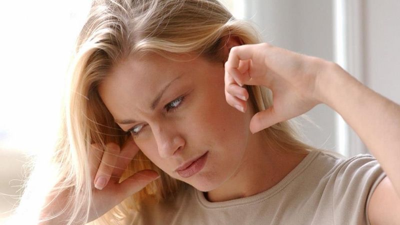 Ù tai trái là điềm gì?
