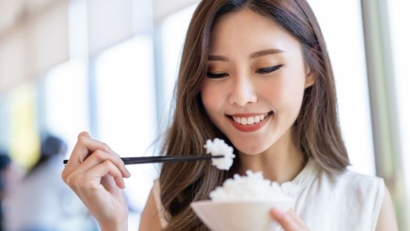 Ý nghĩa chung khi mơ thấy ăn cơm trong đời sống và tâm linh