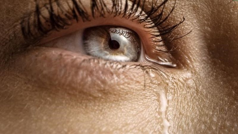 Chảy nước mắt sống là điềm gì? 