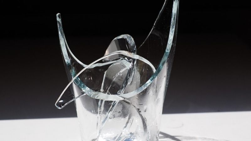 Vỡ cốc là điềm gì qua góc nhìn phong thủy và văn hóa dân gian